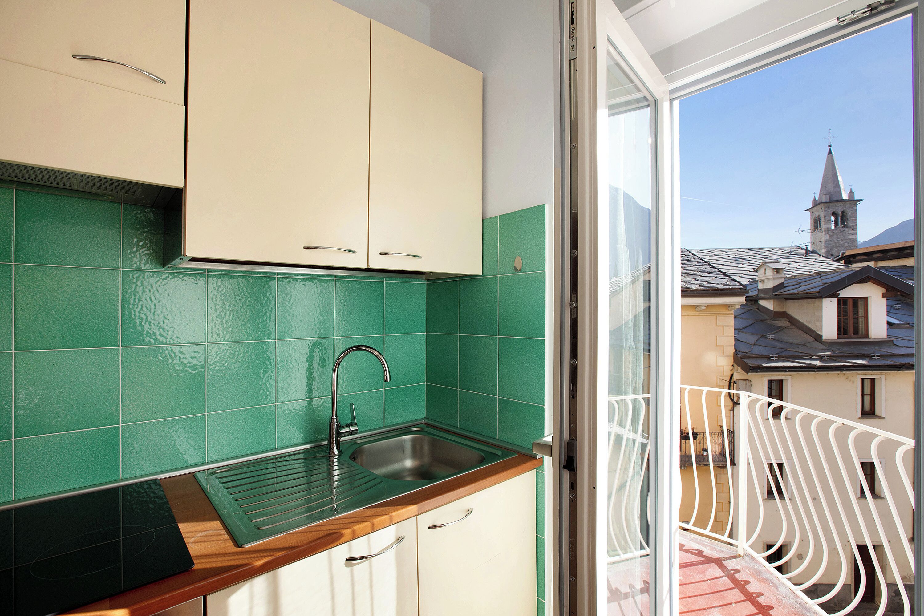 冷蔵庫、オーブン、コンロ、コーヒー / ティーメーカー