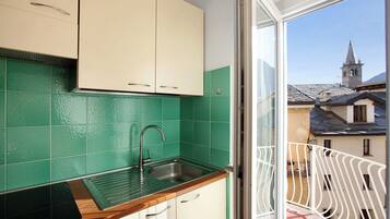 Kjøleskap, ovn, kokeplater og kaffetrakter/tekoker