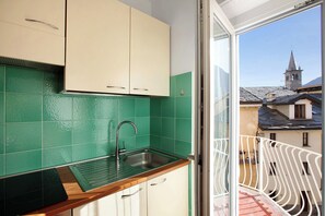 Fridge, oven, stovetop, coffee/tea maker - Apartment "Maison Étoile - Stella" with Mountain View, Balcony & Wi-Fi (Aosta)