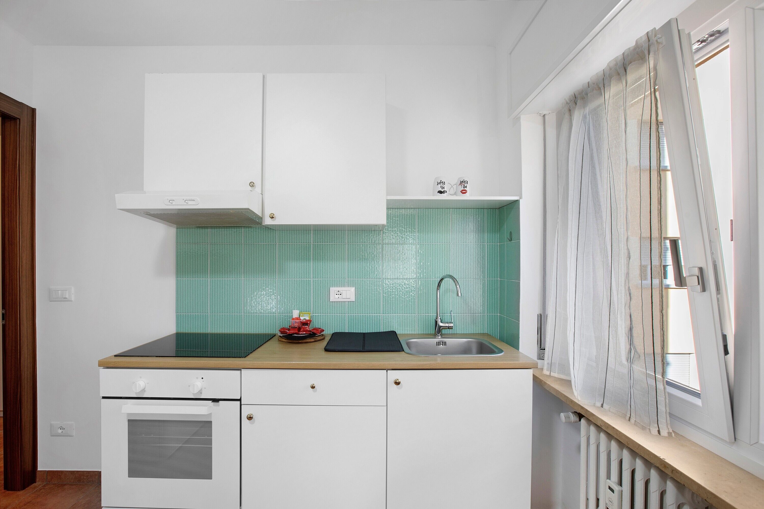 Réfrigérateur, four, plaque de cuisson, cafetière/bouilloire