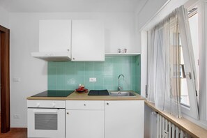 Fridge, oven, stovetop, coffee/tea maker