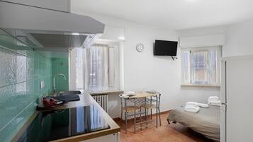 Tabla de planchar con plancha, wifi gratis y ropa de cama