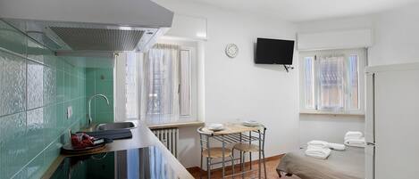 Tabla de planchar con plancha, wifi gratis y ropa de cama