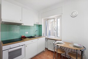 Fridge, oven, stovetop, coffee/tea maker - Studio Apartment "Maison Étoile - Luna" with Mountain View & Wi-Fi (Aosta)