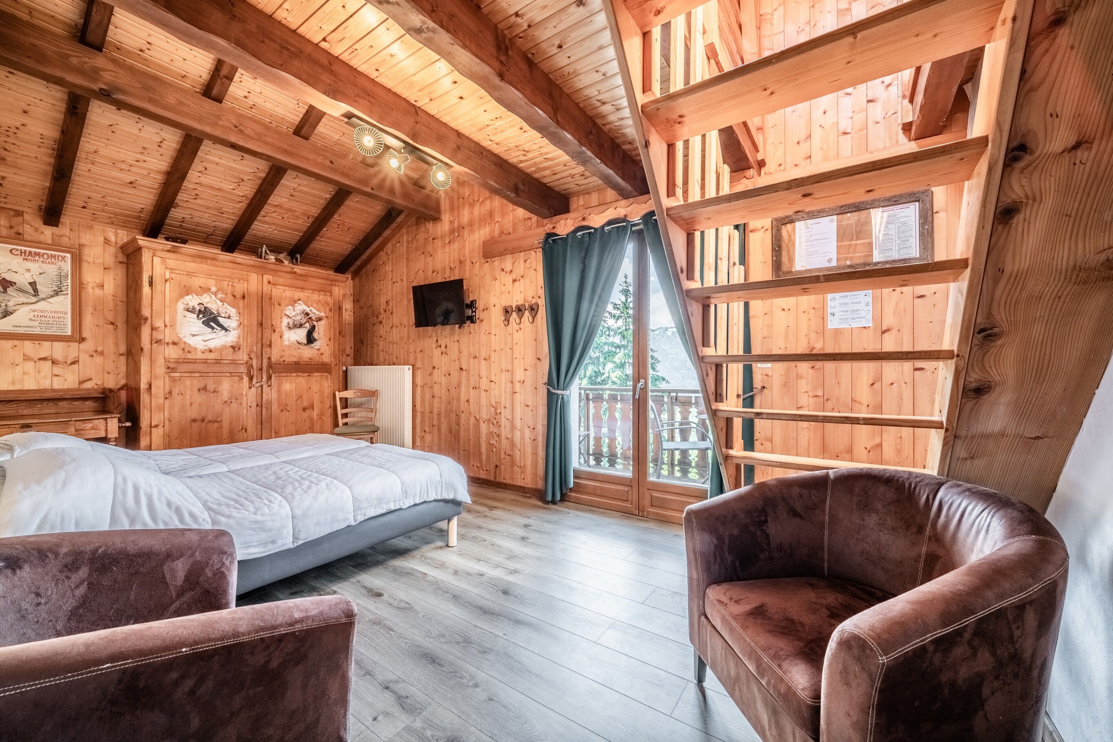 8 makuuhuonetta, silitysrauta/-lauta, ilmainen Wi-Fi, vuodevaatteet