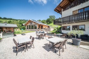 Outdoor dining - Chalet "Gîtes Le Titlis" with Mountain View, Private Pool and Wi-Fi (Bernex)