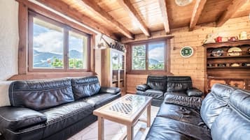 Télévision, lecteur de DVD, table de tennis de table