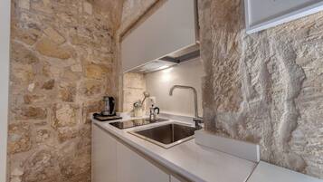 Fridge, oven, stovetop, electric kettle