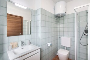 Dusj, hårføner og håndklær