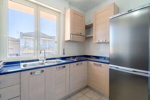 Fridge, oven, stovetop, coffee/tea maker