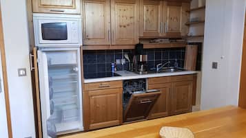 Refrigerador, microondas, placa de cocina, lavavajillas