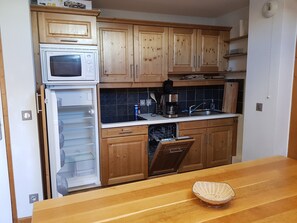 Fridge, microwave, stovetop, dishwasher - Apartment 'Les Balcons Des Aiguilles' with Balcony (Fontcouverte-la-Toussuire)