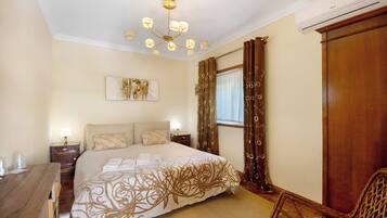 3 bedrooms, iron/ironing board, free WiFi, bed sheets