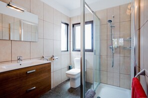 Shower, hair dryer, towels - Villa "Palm" Sea View, Heated Pool & Wi-Fi (San Miguel de Abona)