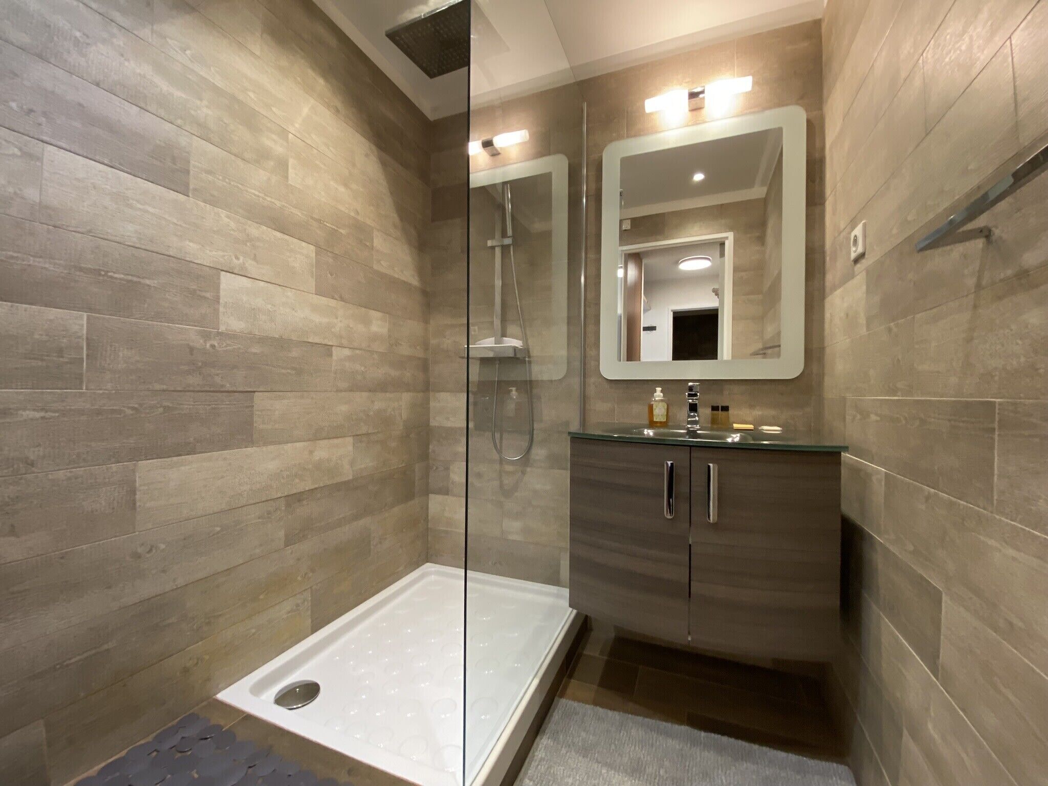 Douche, serviettes fournies