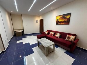 Elite appartement | Woonruimte | Een 32-inch ledtelevisie met satellietzenders