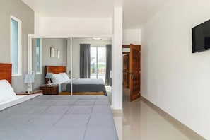 10 slaapkamers, een strijkplank/strijkijzer, wifi, beddengoed