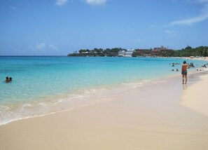 Chaises longues, serviettes de plage