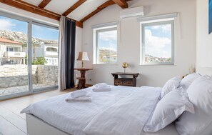 3 bedrooms, in-room safe, iron/ironing board, free WiFi