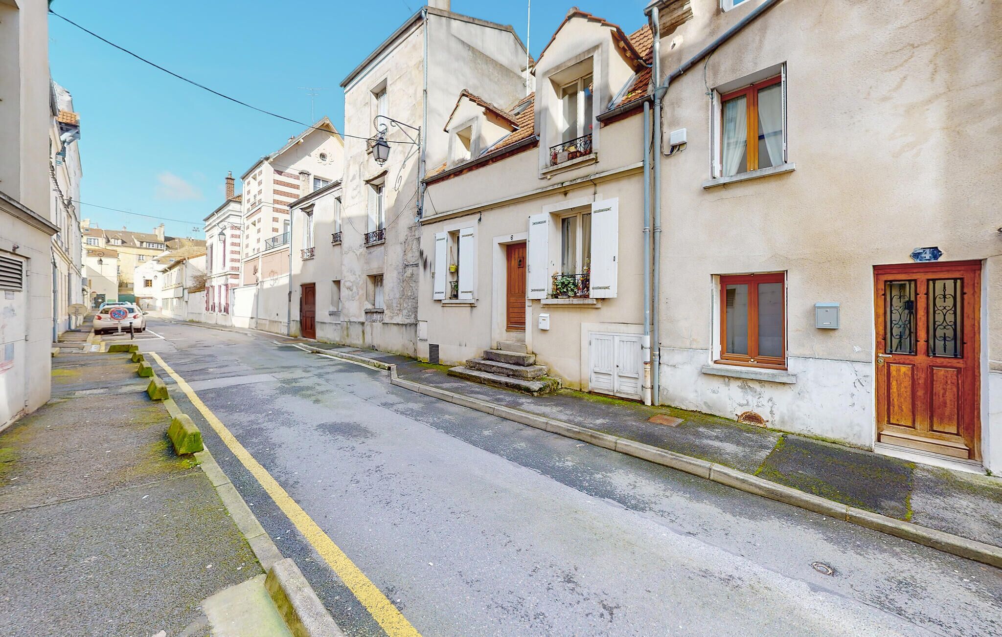 Look forward to this very well located house in the heart of the historic city center of Meaux.