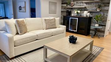 智能电视、壁炉、书