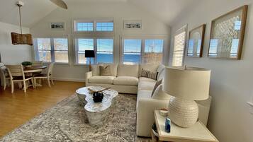 智能电视、壁炉、书