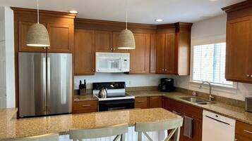 冰箱、微波炉、烤箱、炉灶