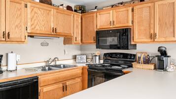 Een koelkast, een magnetron, een oven, een kookplaat