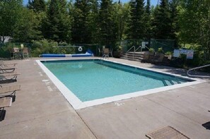 Piscine intérieure, piscine extérieure