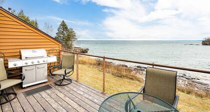 Spectacular view Lake Superior. Spacious Lakehome on lakeshore, unit #99.