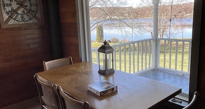 Comfy Lakefront Farmhouse - Bring Your Golf clubs, Hiking boots, or a good book!