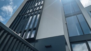 Un edificio moderno con amplias ventanas y techo inclinado.