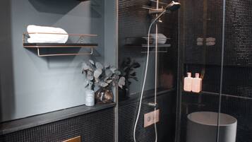 Dusche, umweltfreundliche Kosmetikartikel, Haartrockner, Handtücher