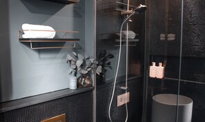 Dusche, umweltfreundliche Kosmetikartikel, Haartrockner, Handtücher