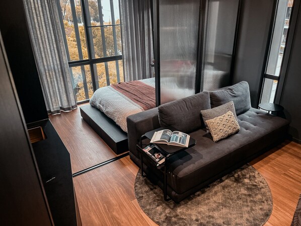 1 Schlafzimmer, Zimmersafe, Schreibtisch, Bügeleisen/Bügelbrett