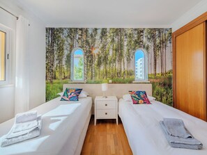 5 Schlafzimmer, Schreibtisch, Bügeleisen/Bügelbrett, WLAN