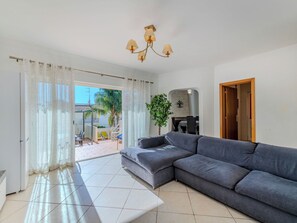 Una televisión, un futbolín