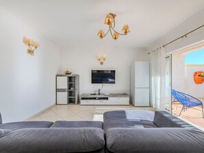 Una televisión, un futbolín