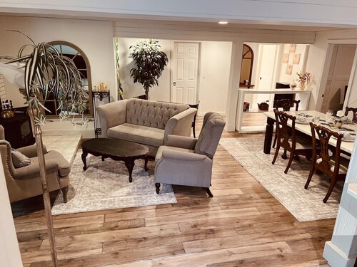 FireThorn Manor: Spacious, well appointed 2 Bedroom Garden Suite with King Bed.