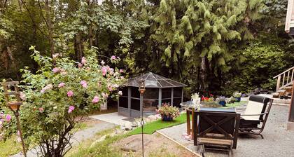 FireThorn Manor: Spacious, well appointed 2 Bedroom Garden Suite with King Bed.