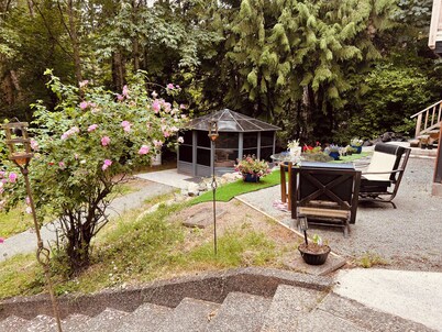 FireThorn Manor: Spacious, well appointed 2 Bedroom Garden Suite with King Bed.