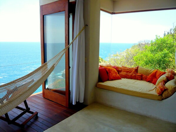 Villa Design, 1 très grand lit et 1 canapé-lit, vue océan, en front de mer | 1 chambre, draps en coton égyptien, literie de qualité supérieure