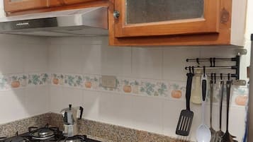 Réfrigérateur, micro-ondes, plaque de cuisson, cafetiÚre/bouilloire