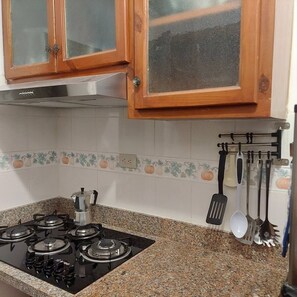 Geladeira, micro-ondas, cooktop, cafeteira/chaleira