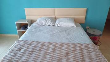 3 habitaciones, tabla de planchar con plancha, wifi y ropa de cama