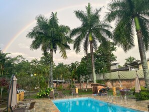 Outdoor pool, open 8:00 AM to 10:00 PM, pool umbrellas, pool loungers - Camburi Chalés (São Sebastião)