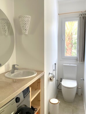 Shower, hair dryer, bidet, towels