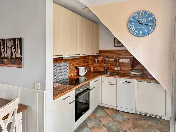 Fridge, oven, stovetop, dishwasher