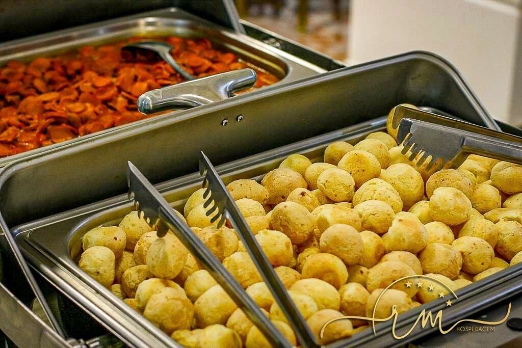 Un bufé con diferentes alimentos, incluyendo una sección con esferas amarillas y otra con artículos rojos.