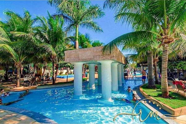 15 ulkouima-allasta, lämmitetty uima-allas, aurinkovarjoja